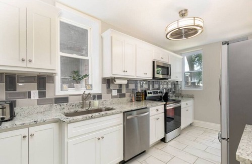 Shaw House | 4167 Shaw B · Freshly Renovated, Walk to the Botanical Gardens