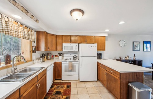 North Creek House | 46er 15e - Stylish & Comfortable Mountain Retreat 2 Bedroom Townhouse by The Summit at Gore Mountain