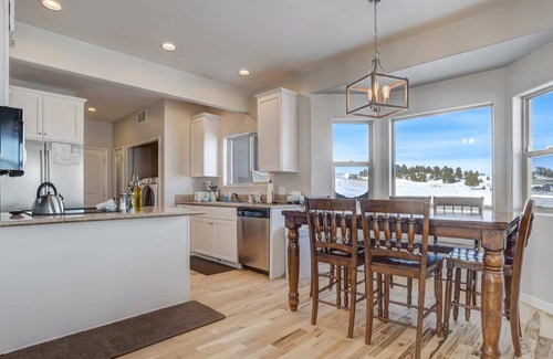 Elbert House | 4BD, Tons of Space w/ a Hot Tub! Peaceful Getaway