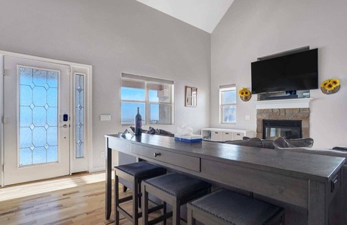 Elbert House | 4BD, Tons of Space w/ a Hot Tub! Peaceful Getaway