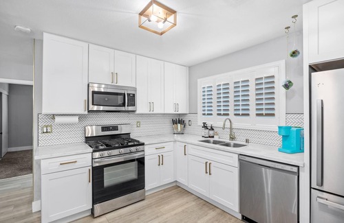 Las Vegas House | 4bdrm 2 Bath Pool Close To Strip & Conventions