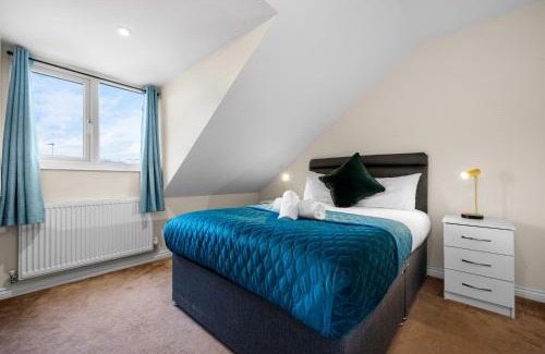 West Bromwich House | 4BR Contractor House in Birmingham w/Parking
