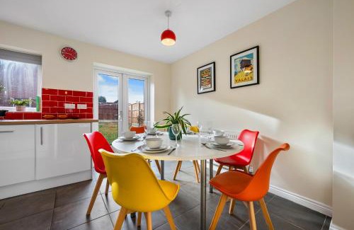 West Bromwich House | 4BR Contractor House in Birmingham w/Parking