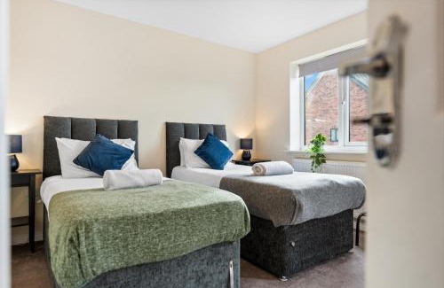 West Bromwich House | 4BR Contractor House in Birmingham w/Parking