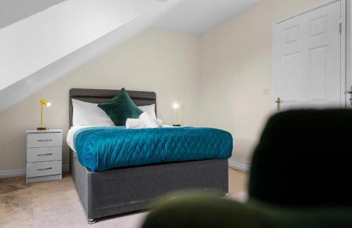 West Bromwich House | 4BR Contractor House in Birmingham w/Parking