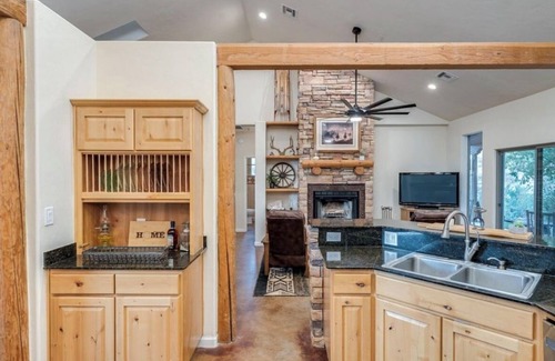 Catalina House | 4BR Mount Lemmon Retreat Hot Tub-Pool - Sleeps 18!