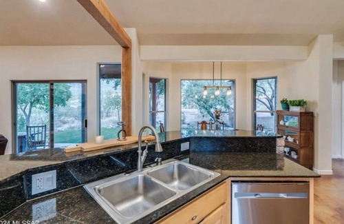 Catalina House | 4BR Mount Lemmon Retreat Hot Tub-Pool - Sleeps 18!