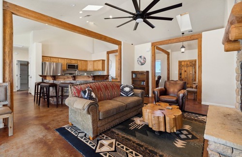 Catalina House | 4BR Mount Lemmon Retreat Hot Tub-Pool - Sleeps 18!