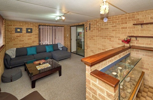 Girrawheen House | 4BR Pool House Close to Shops