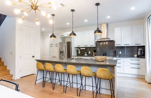 Govalle House | 5 000 SQ FT Private 10br Compound DT 6 Min Drive