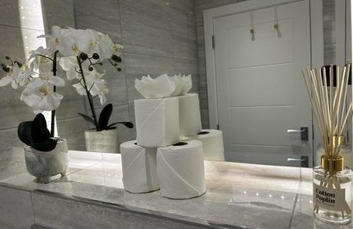 Runnymede Apartment | 5 Aviv Place