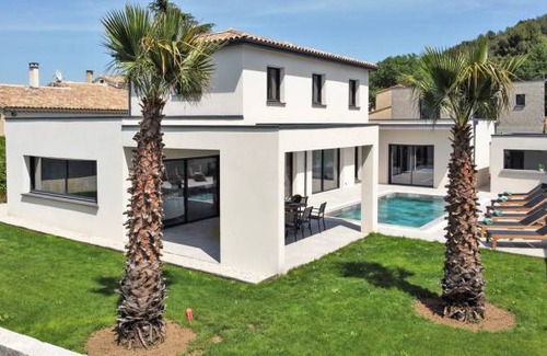 Saint-Genies-de-Comolas House | 5 bedroom accommodation in Saint-Geniès-de-Comola