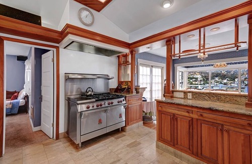 Avalon House | 5 Bdrm Home, Vaulted Ceilings, Amazing 180 Degree Ocean View - 176 Middle Terrac