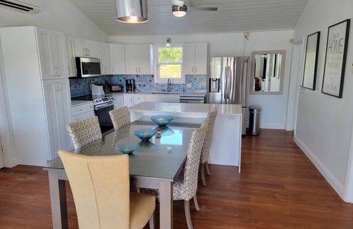 Discovery Bay Villa | 5 bed, 2 separate units on Canal