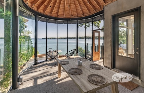 Port Carling Cottage | 5 bed 4 bath Lakehouse on Lake Simcoe! Hot Tub!