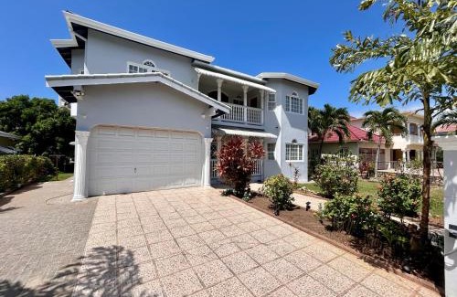 Runaway Bay Villa | 5-Bed Villa with pool in Runaway Bay Jamaica