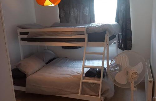 Dartford Apartment | 5 Guests - Pet Friendly - Balcony & Free Parking