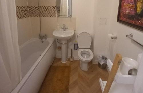 Dartford Apartment | 5 Guests - Pet Friendly - Balcony & Free Parking