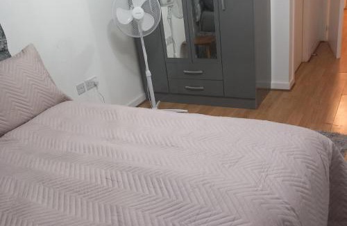 Dartford Apartment | 5 Guests - Pet Friendly - Balcony & Free Parking