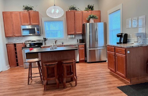 Historic District Apartment | 5 Minute Walk to Historic Waterfront. Pet Yes