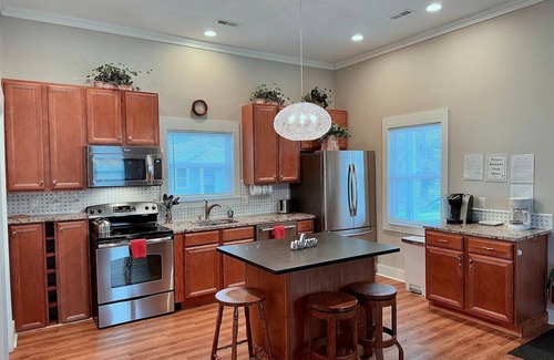 Historic District Apartment | 5 Minute Walk to Historic Waterfront. Pet Yes