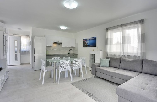 Liznjan House | 500 metres to the beach with private pool, sea view, air conditioning, wifi