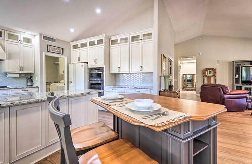 Oakwood House | 55+ Sun Lakes Casa w/Patio & Pool Access