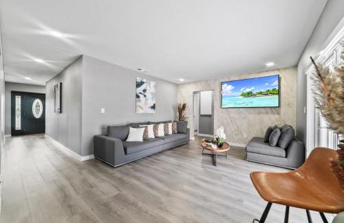 Ludlam House | 5BR Game Retreat Pool, Mini Golf and Firepit L86