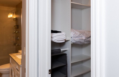 River West Apartment | 5min to Wicker, Dtown | Quiet Flat + W&D | Zencity