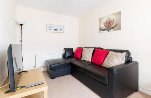 Wolverhampton Villa | 6 bed house with free secure parking & 3 bathrooms