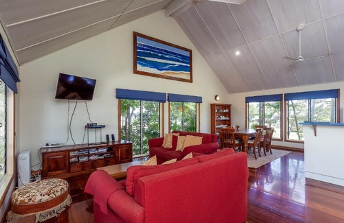 Rainbow Beach House | 6 Ilmenite Avenue - Coastal beach shack within walking distance to patrolled beach and CBD,