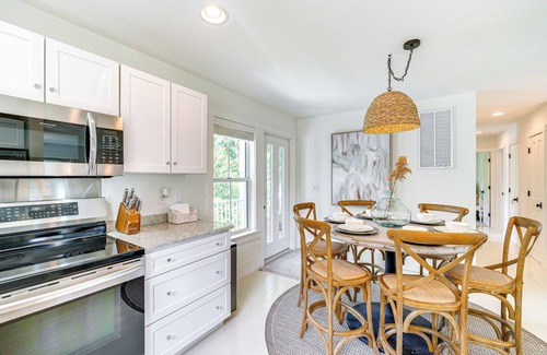 Manteo Cottage | < 6 Mi to Nags Head: Manteo Beach House