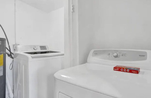 Davie House | 6| Near Guitar Hotel & Fll Airport |3 Bedroom House| Centrally Located