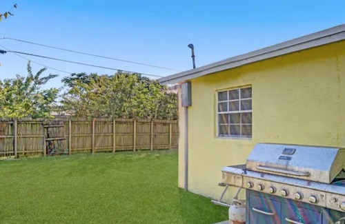 Davie House | 6| Near Guitar Hotel & Fll Airport |3 Bedroom House| Centrally Located