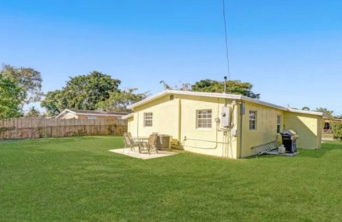 Davie House | 6| Near Guitar Hotel & Fll Airport |3 Bedroom House| Centrally Located