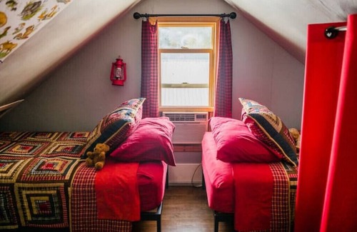 Coram House | 7 min. to Glacier! Deck, private yard, fire pit +n