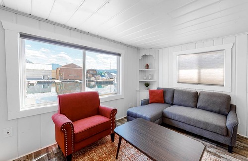 Bayview Boat Rental | 74 m² Houseboat ∙ 2 bedrooms ∙ 9 guests