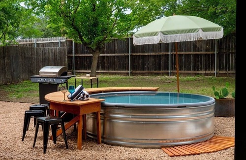 Sweetbriar House | 7BD Southwestern Retreat - Pool - Outdoor Dining - Gym - PingPong - 10 Min to DT