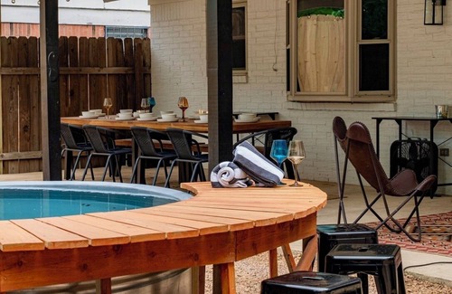 Sweetbriar House | 7BD Southwestern Retreat - Pool - Outdoor Dining - Gym - PingPong - 10 Min to DT
