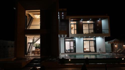 Jamwa Ramgarh House | 8 BHK Farm stay w Pool, Garden , Snooker, WiFi