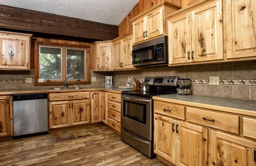 Lazy Acres House | 8 miles from Yellowstone! Fireplace, 2 decks, gas grill, Starlink & Smart TV