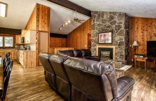 Lazy Acres House | 8 miles from Yellowstone! Fireplace, 2 decks, gas grill, Starlink & Smart TV