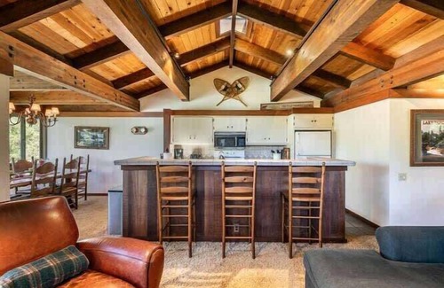 Tahoe Tavern House | 8 miles to Ski Palisades Tahoe-Alpine|Walk to Town