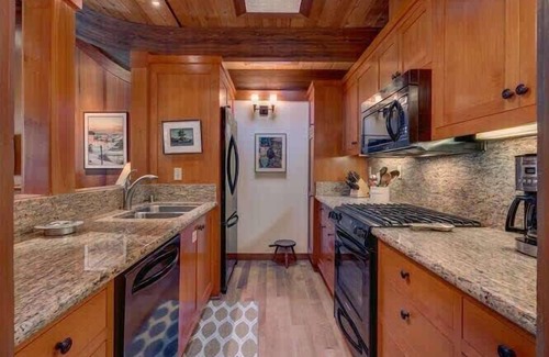 Tahoe Tavern House | 8 miles to Ski Palisades Tahoe-Alpine|Walk to Town