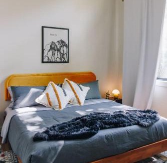 Saint Helens House | 8 Min to Zip Lines Unique Stay King Bed