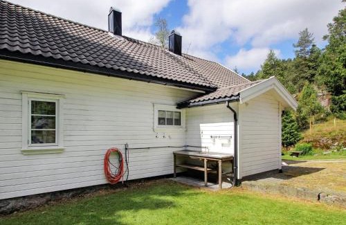 Lyngdal House | 8 person holiday home in Kvås
