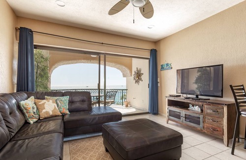 Sandy Beach Condo | 81 m² Condo ∙ 1 bedroom ∙ 4 guests