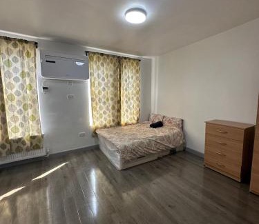 Loxford Apartment | 8A Chapel