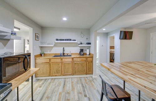 Royal Cabin | 9 Mi to Lake Hamilton: Cabin w/Deck and Fire Pit!