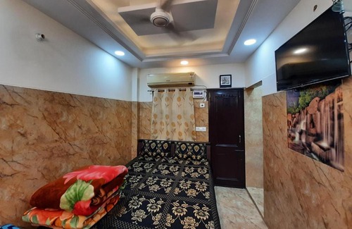 Lajpat Nagar House | 92, 121, 74, 700 Posh s delhi foreigners place in cream location independent luxury flat with attached kitchen for self cooking along with all utensils, gas stove and fridge, fully air conditioned, Android tv, very peaceful and calm location